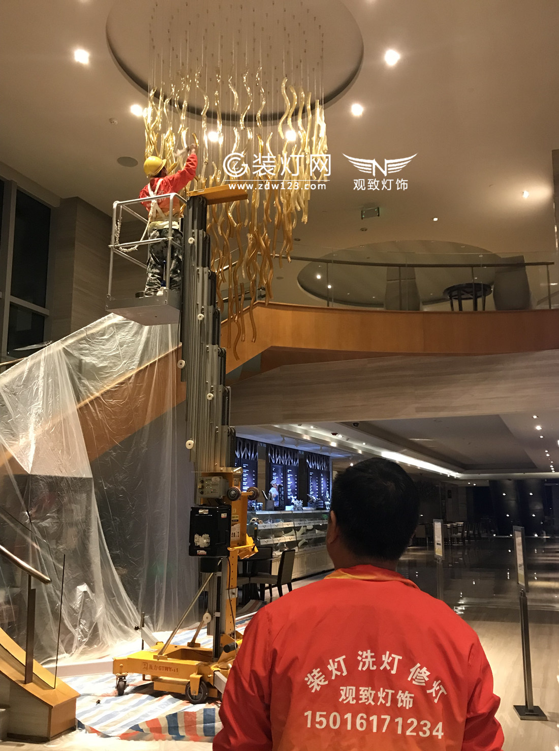 广州灯具清洗公司正在清洗保利假日酒店灯具