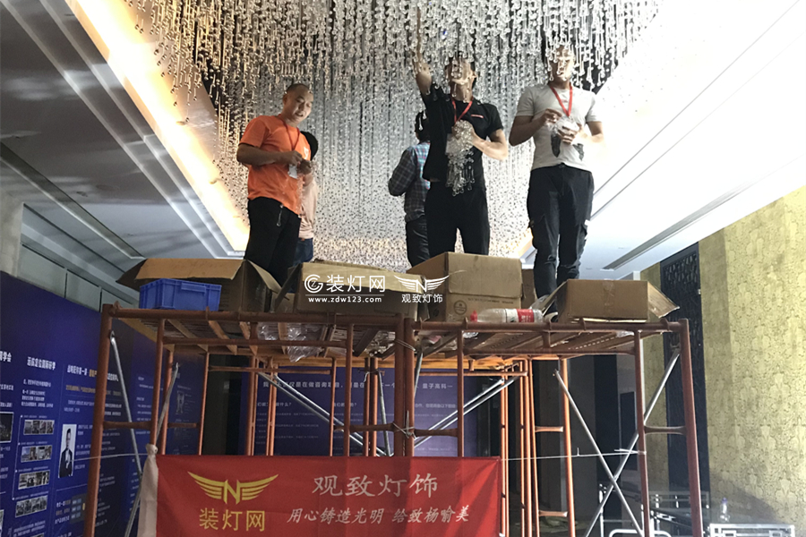 广州酒店水晶灯清洗施工作业