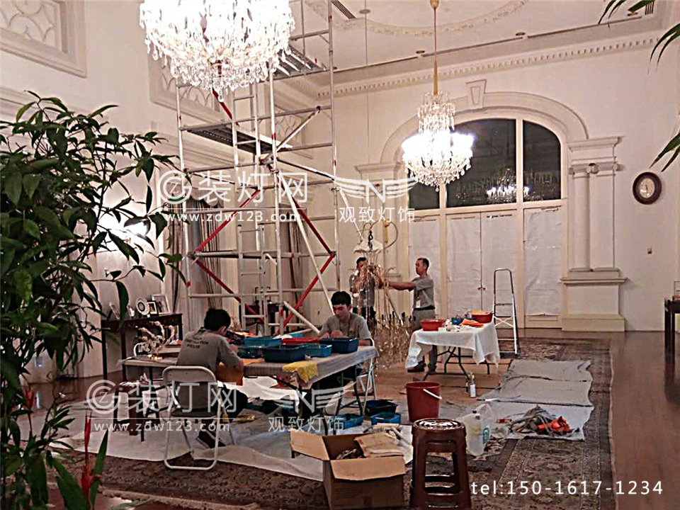 新加坡总统府内灯具清洗维修现场